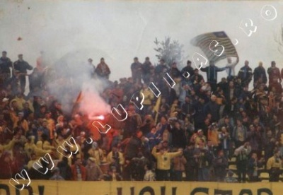 2000_-_O_parte_din_cei_1500_de_ultrasi_prezenti_la_meciul_cu_Steaua_de_la_Pitesti.jpg